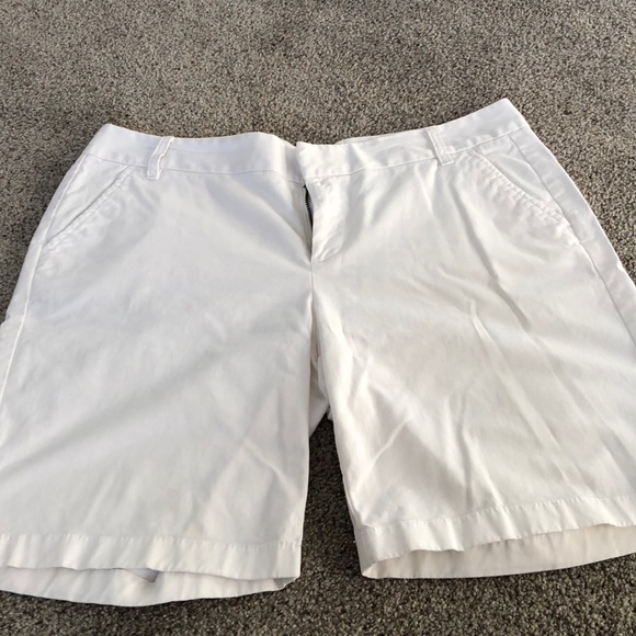 Carlson white shorts with multiple pockets - Picture 1 of 4